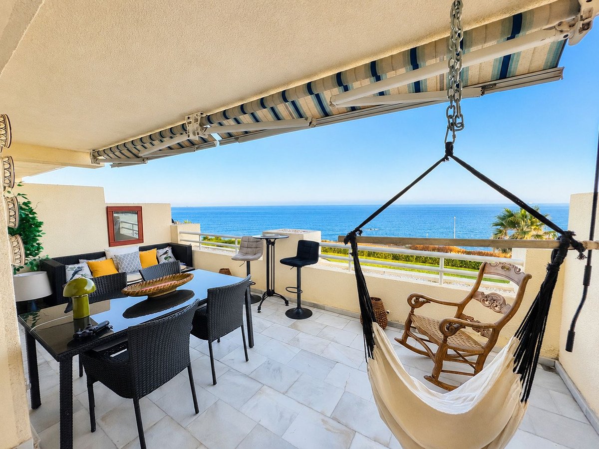 2 Bed Middle Floor Apartment in El Chaparral