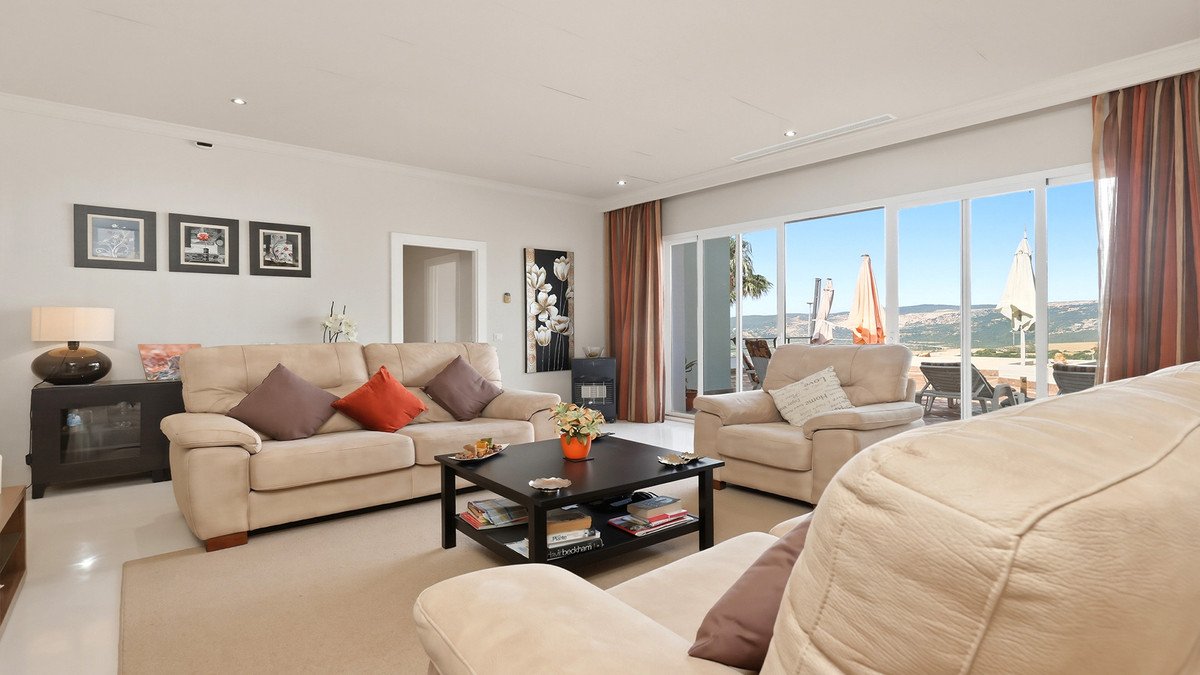 3 Bed Middle Floor Apartment in Doña Julia