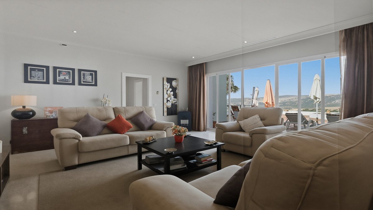 3 Bed Middle Floor Apartment in Doña Julia