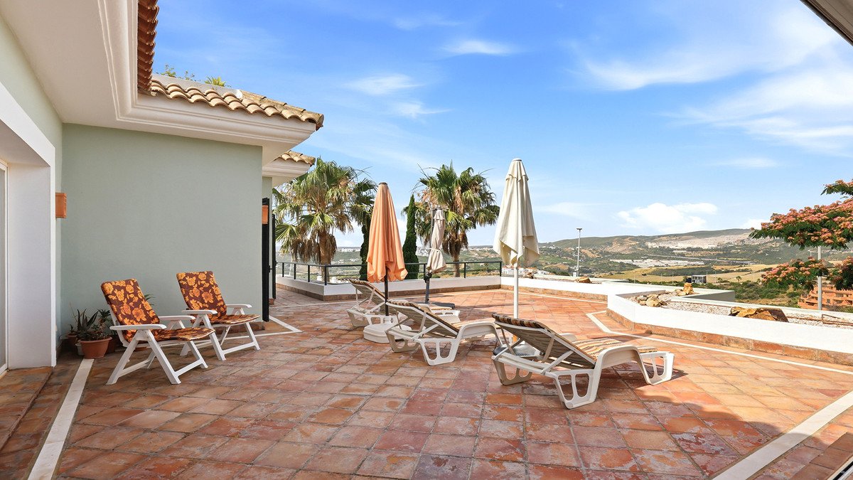 3 Bed Middle Floor Apartment in Doña Julia