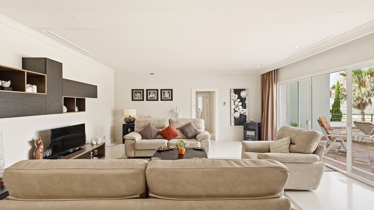 3 Bed Middle Floor Apartment in Doña Julia
