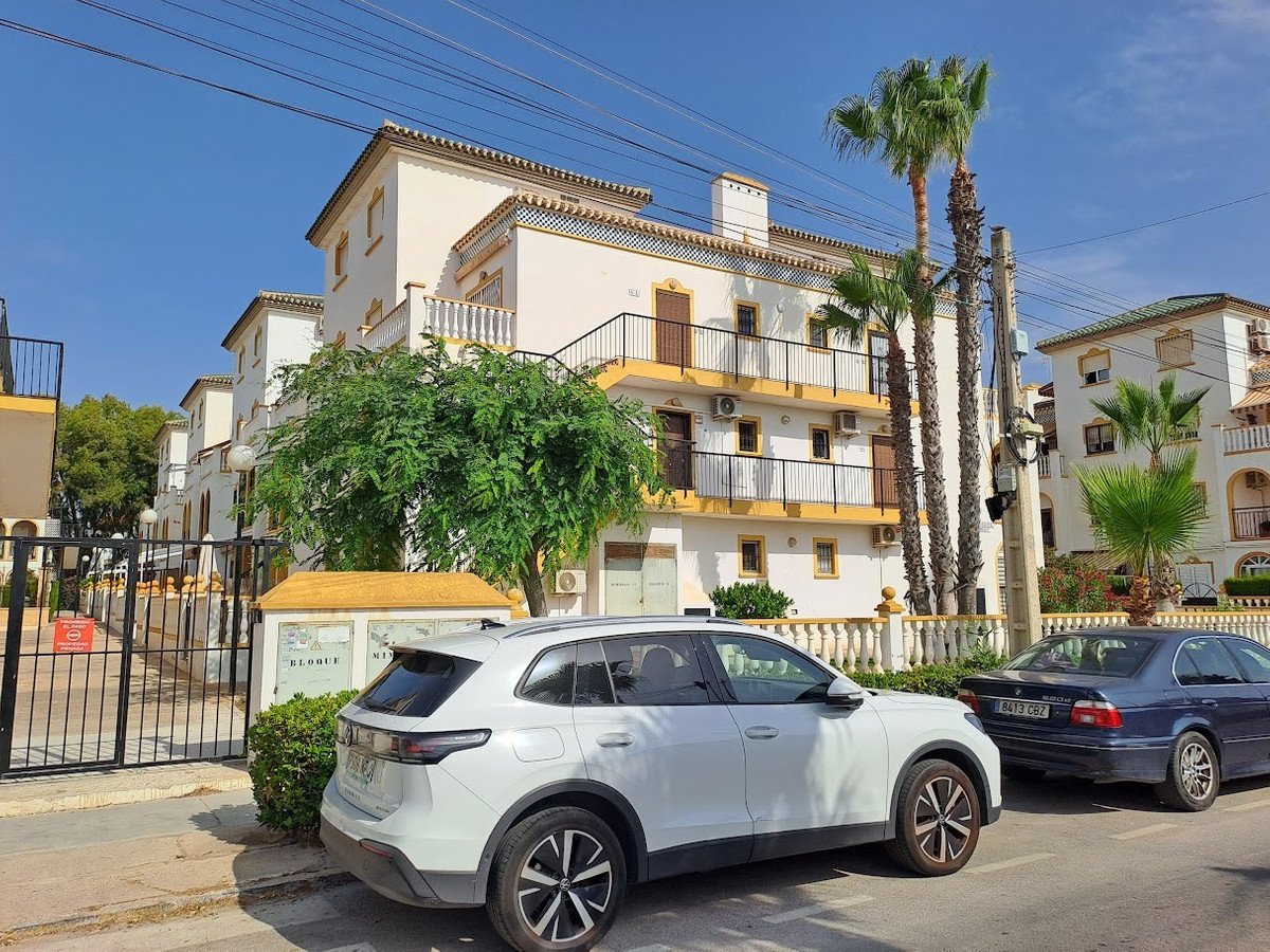 2 Bed Middle Floor Apartment in La Mata