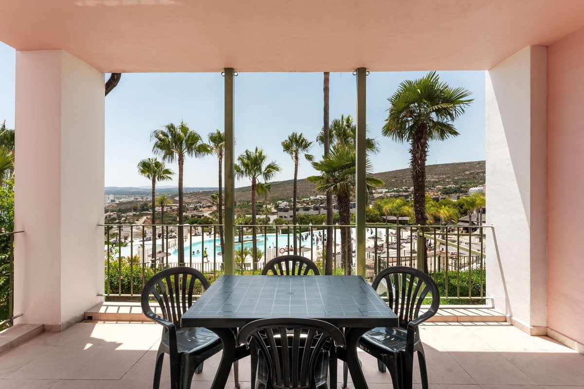 2 Bed Middle Floor Apartment in Manilva