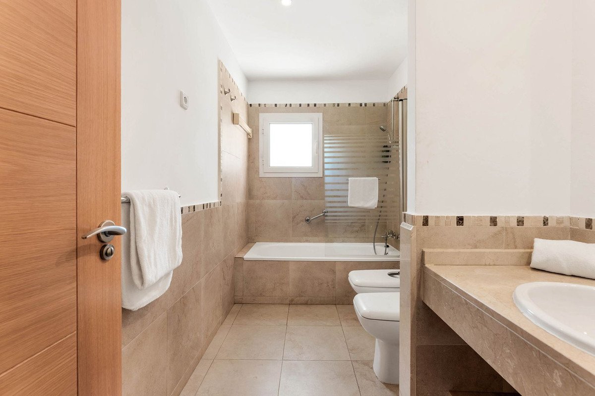 2 Bed Middle Floor Apartment in Manilva