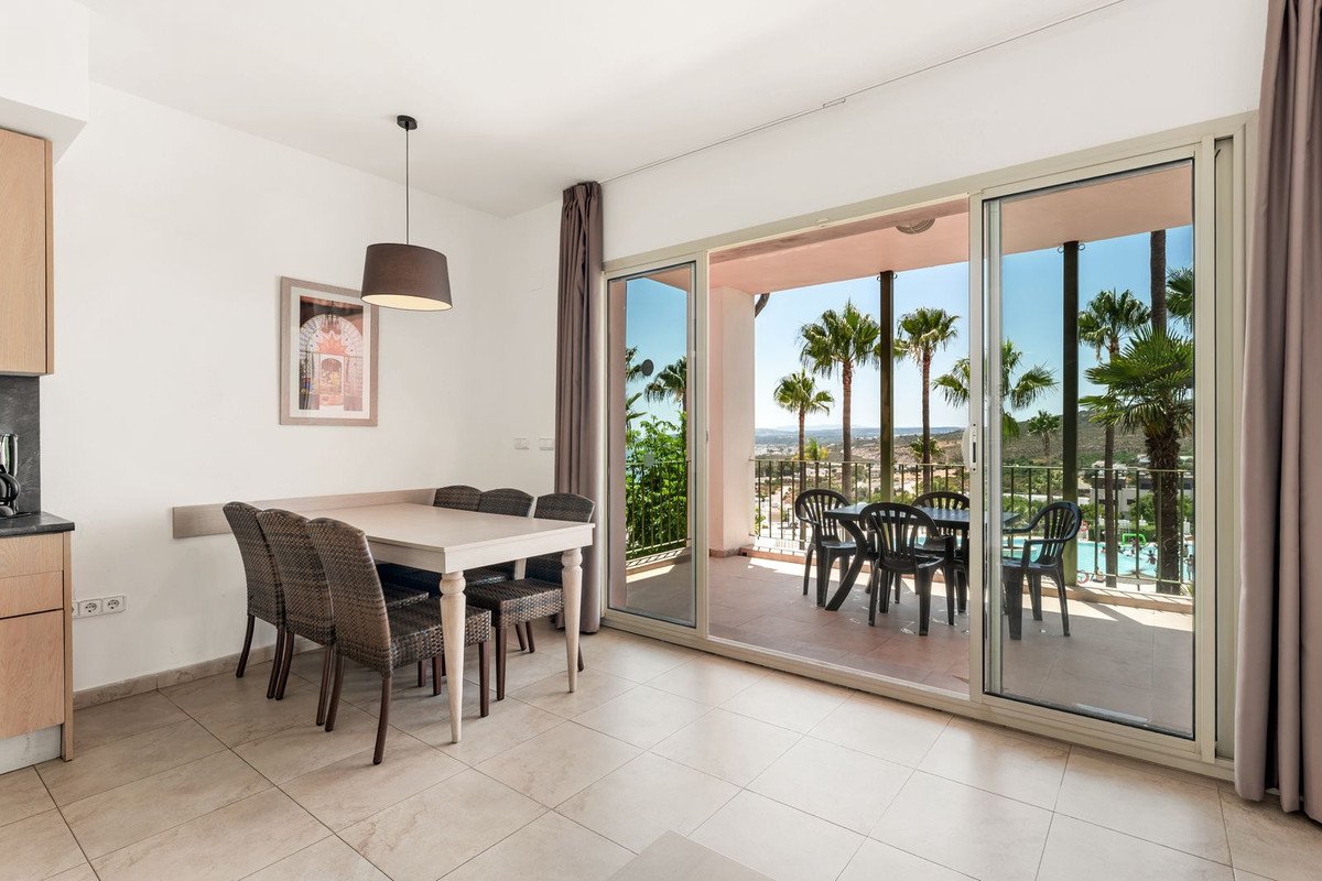 2 Bed Middle Floor Apartment in Manilva