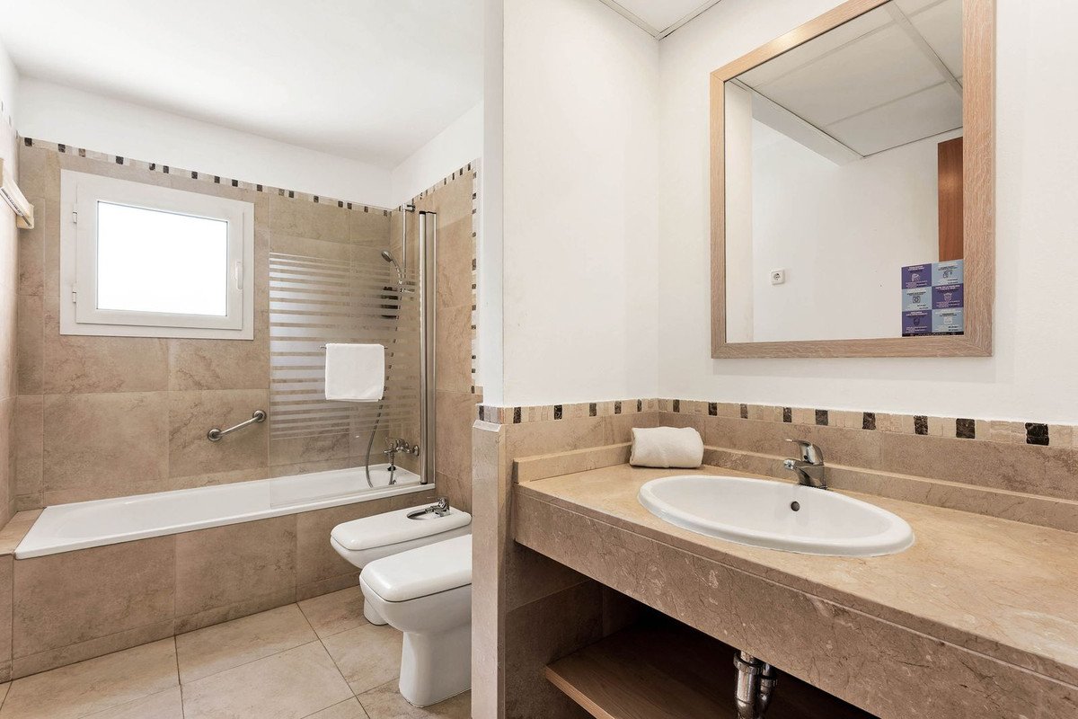 2 Bed Middle Floor Apartment in Manilva