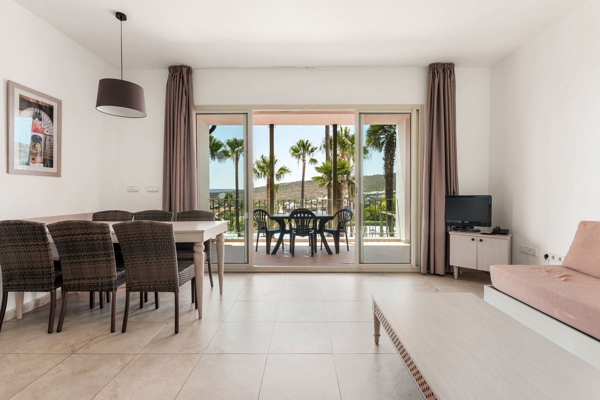 2 Bed Middle Floor Apartment in Manilva