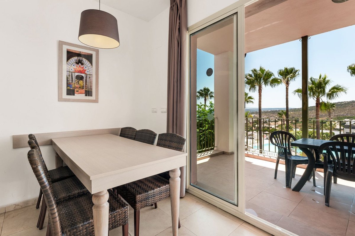 2 Bed Middle Floor Apartment in Manilva