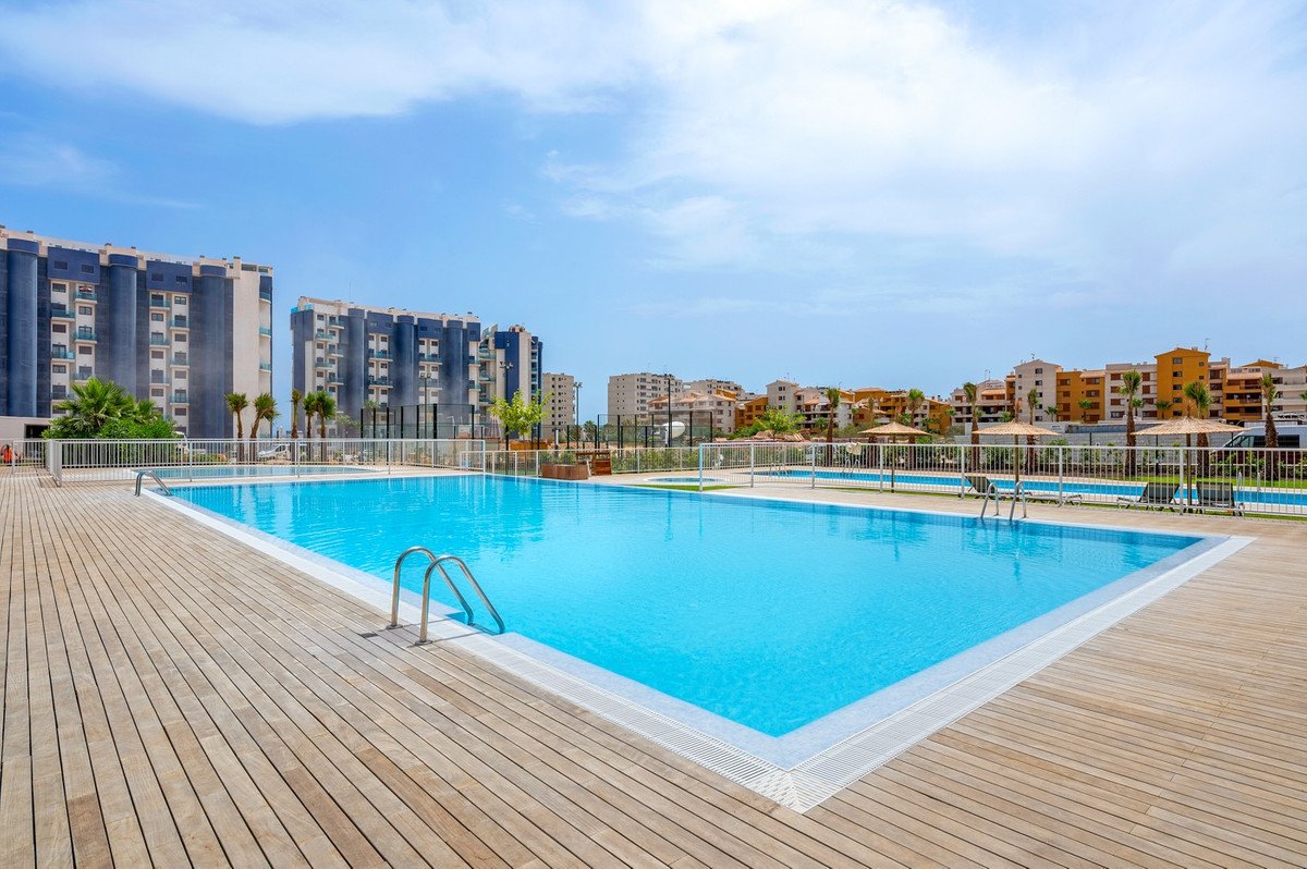 2 Bed Middle Floor Apartment in Punta Prima