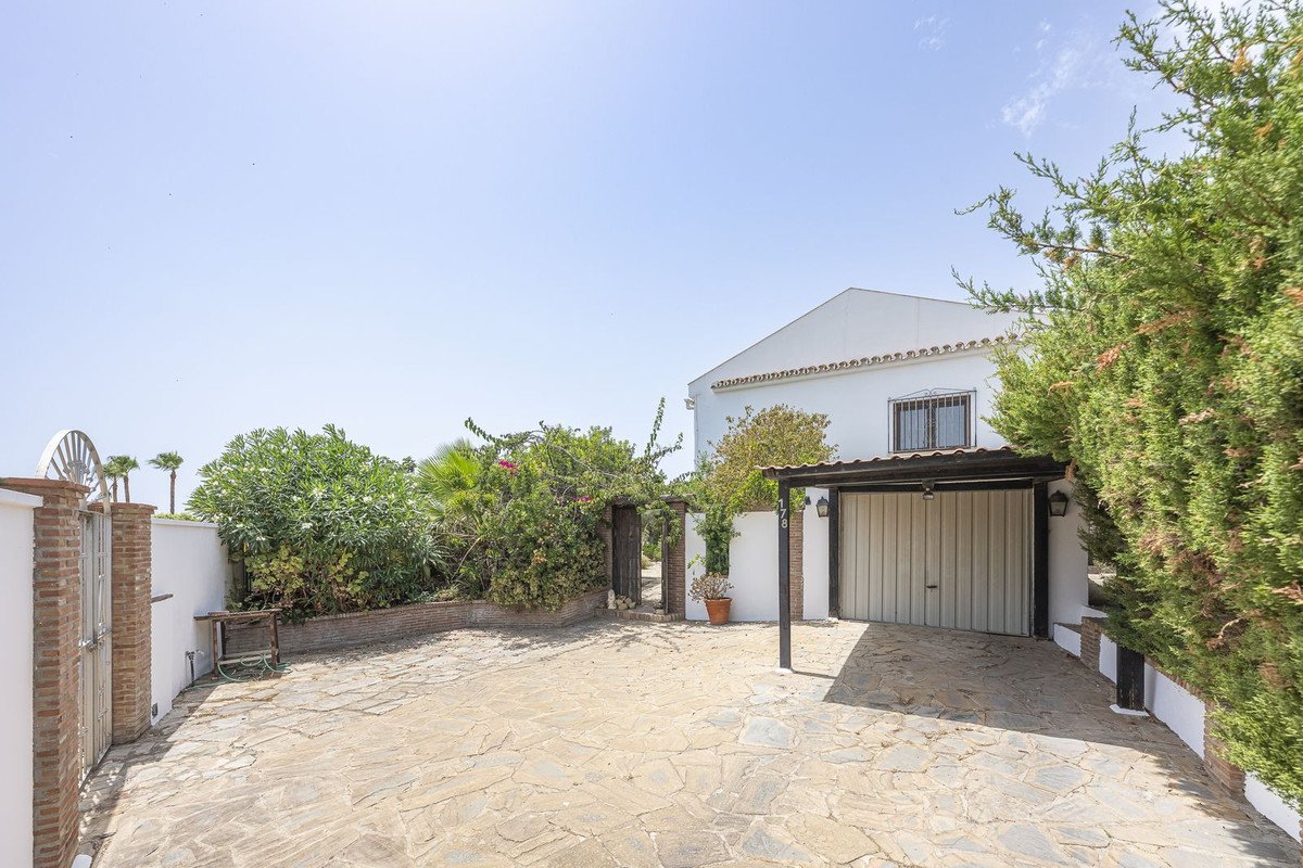4 Bed Detached Villa in Punta Chullera