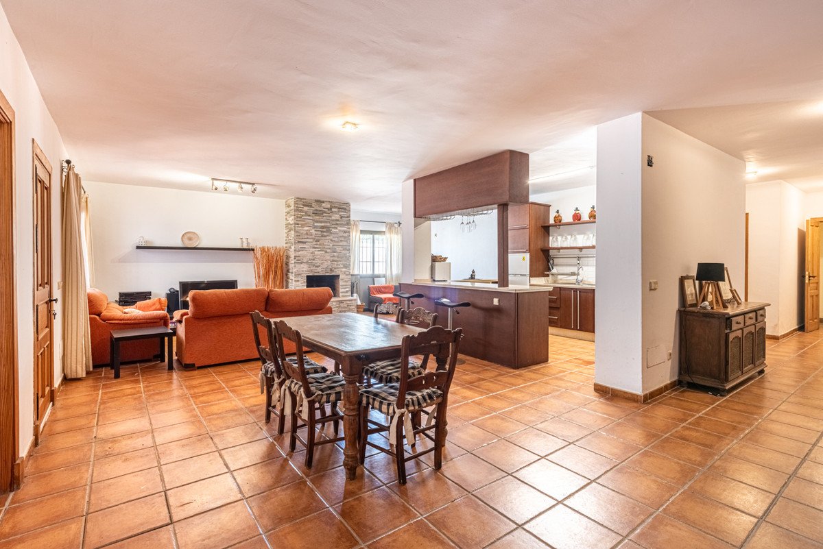 5 Bed Detached Villa in Marbella