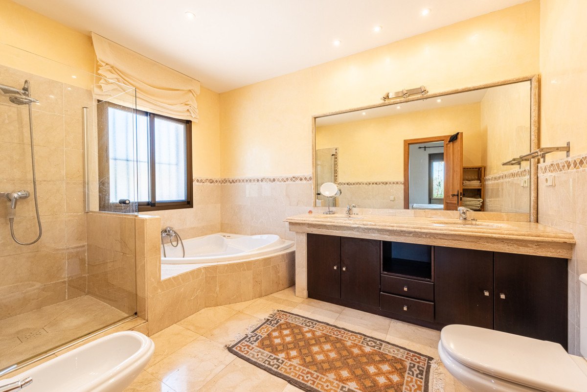 5 Bed Detached Villa in Marbella