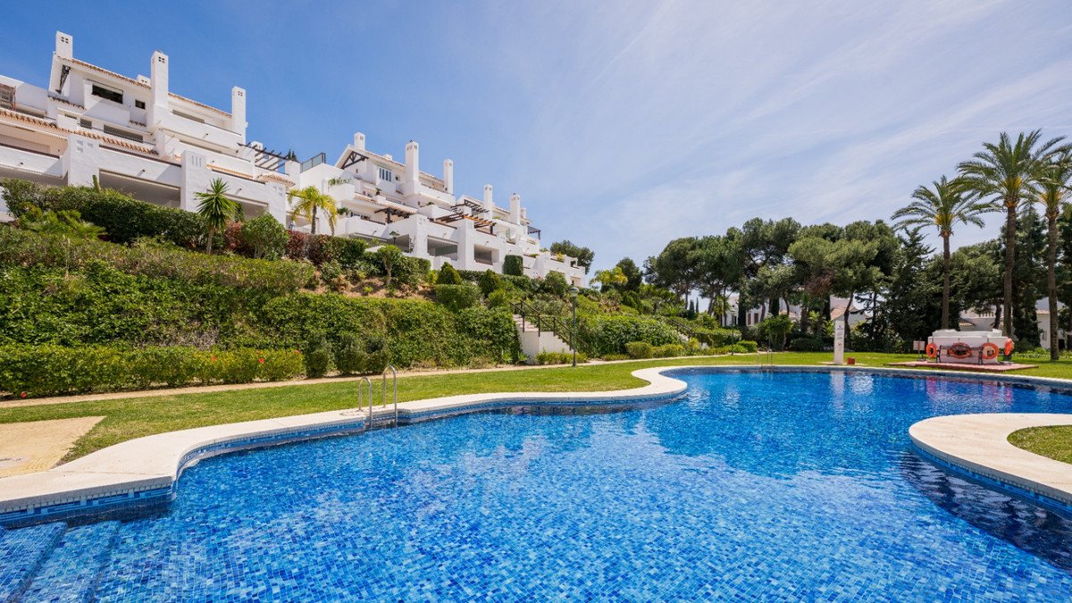 3 Bed Middle Floor Apartment in Los Monteros