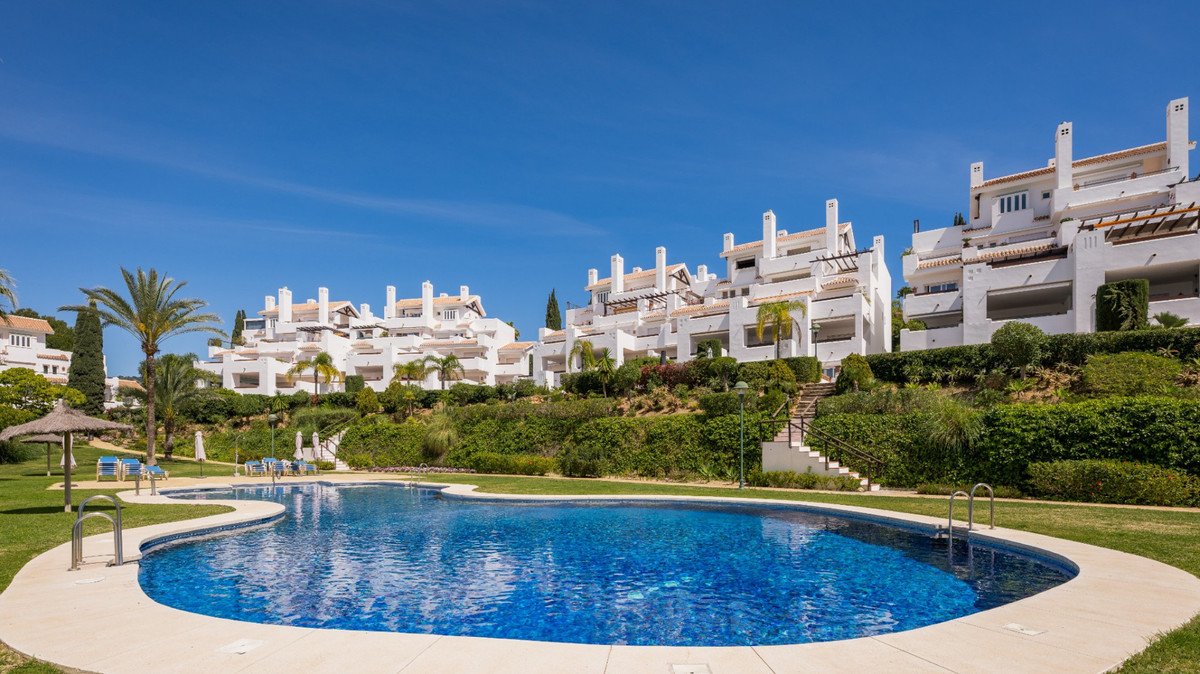 3 Bed Middle Floor Apartment in Los Monteros