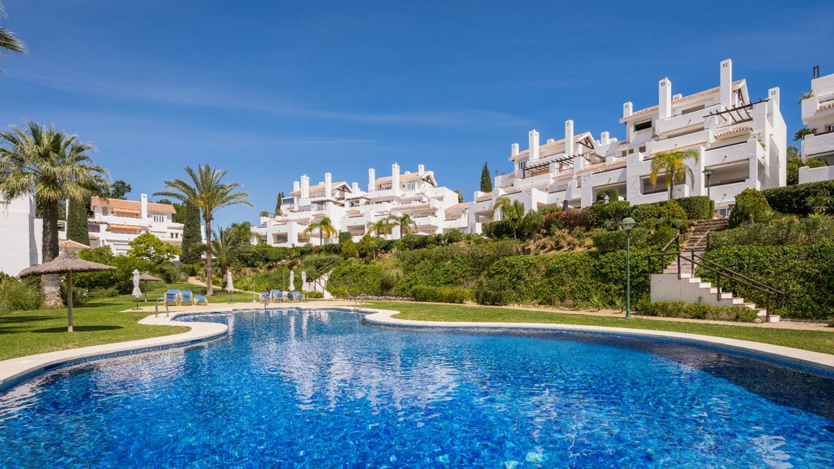 3 Bed Middle Floor Apartment in Los Monteros