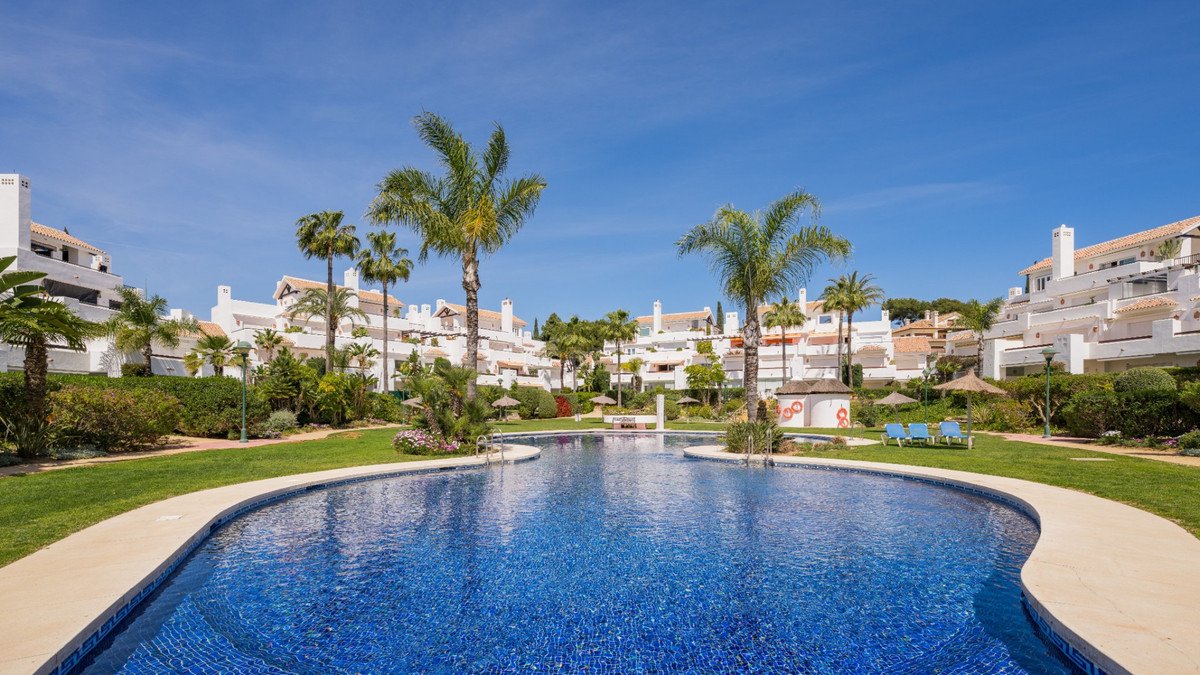 3 Bed Middle Floor Apartment in Los Monteros