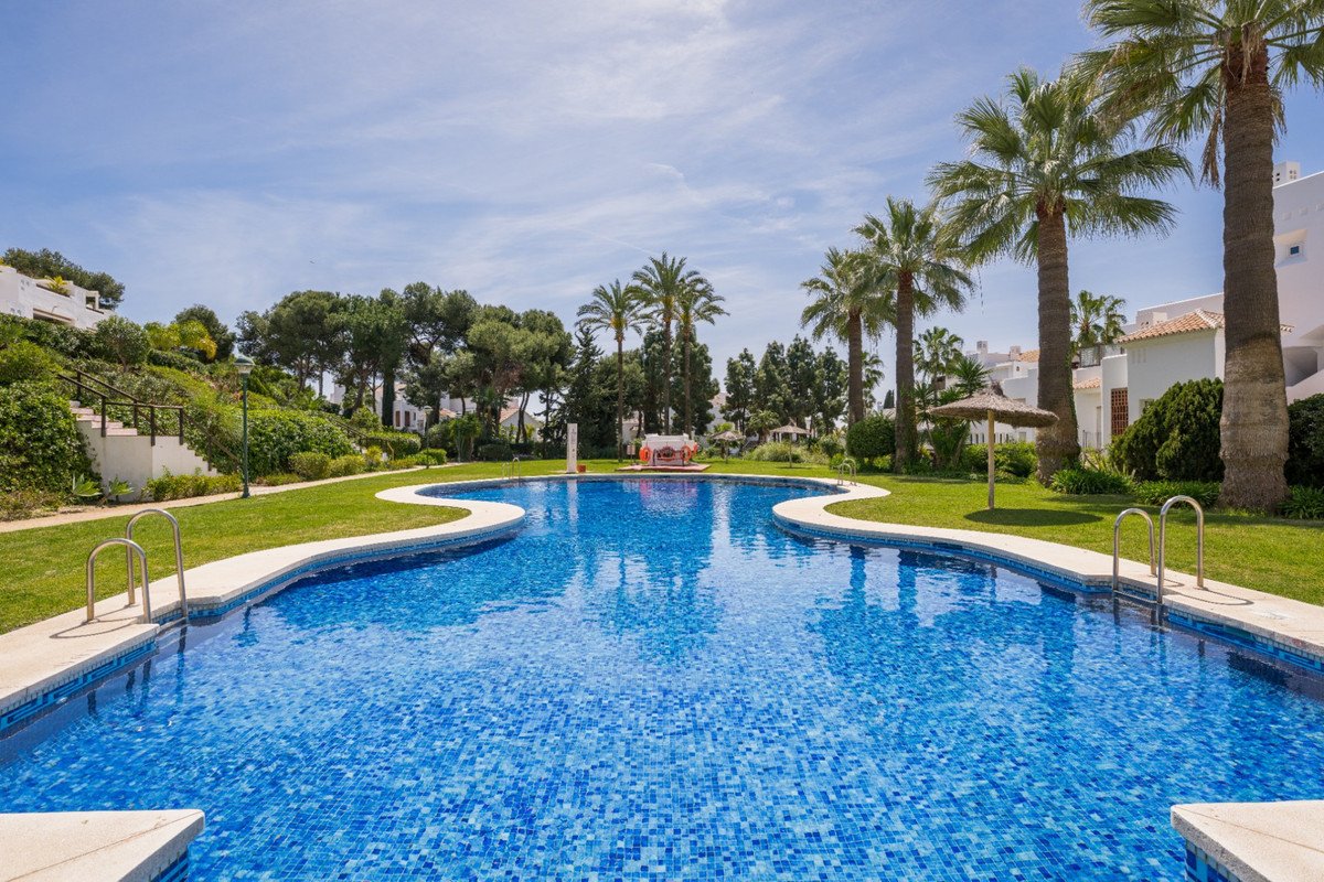 3 Bed Middle Floor Apartment in Los Monteros