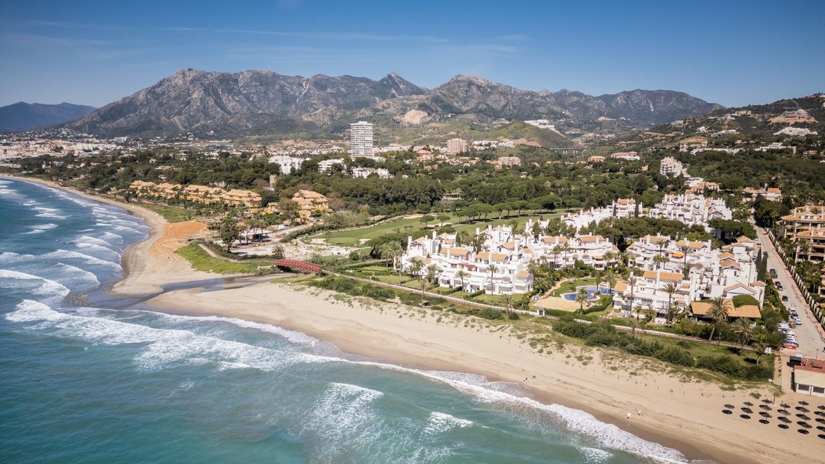 3 Bed Middle Floor Apartment in Los Monteros