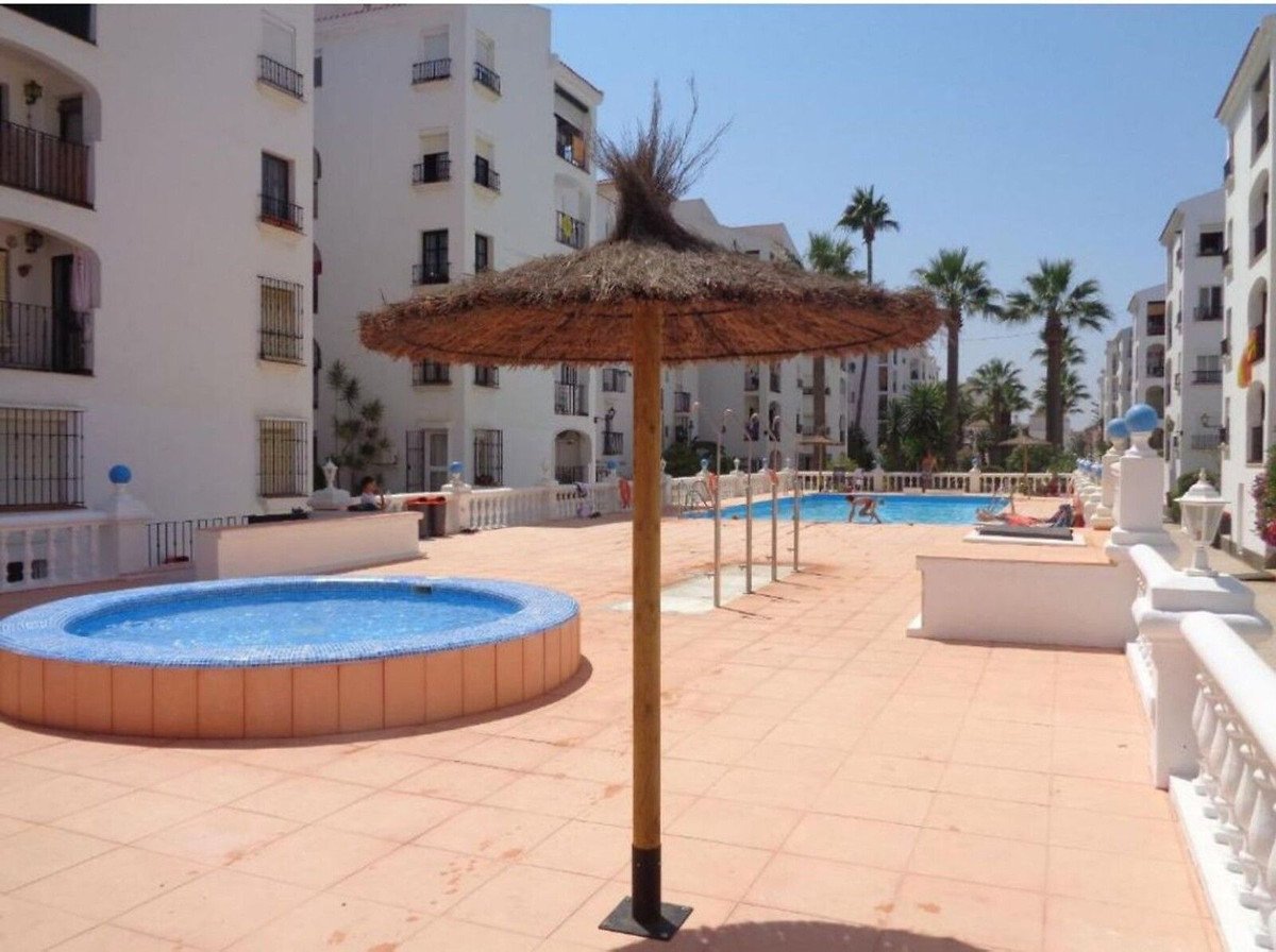 2 Bed Middle Floor Apartment in San Luis de Sabinillas