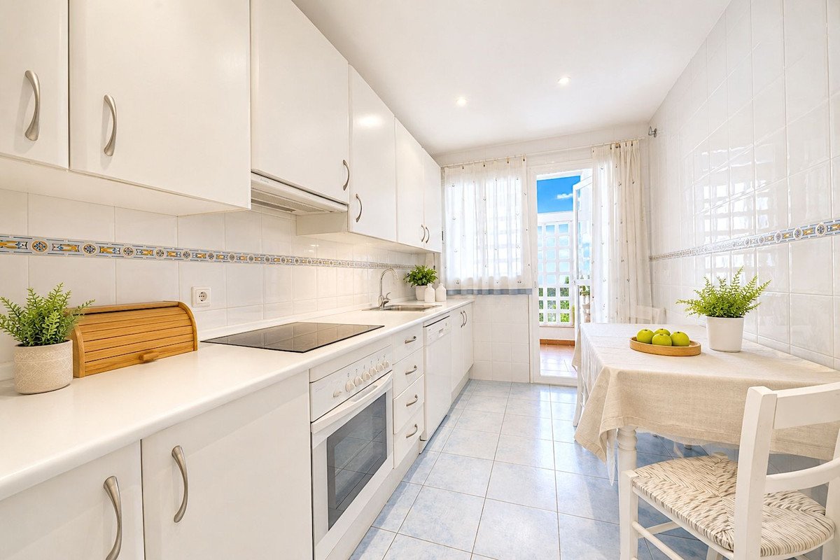 3 Bed Middle Floor Apartment in Calahonda