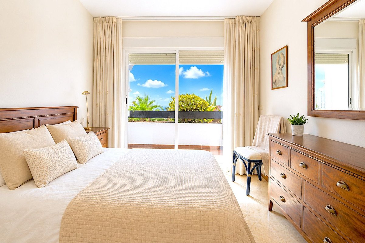 3 Bed Middle Floor Apartment in Calahonda