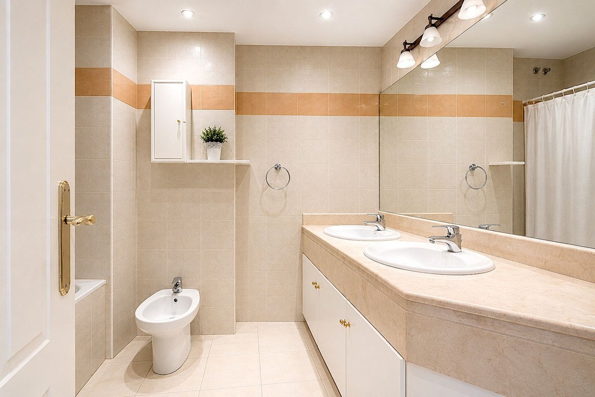 3 Bed Middle Floor Apartment in Calahonda