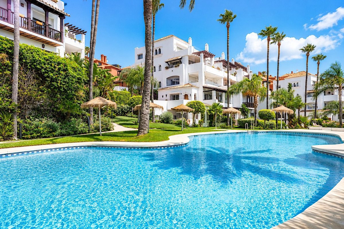 3 Bed Middle Floor Apartment in Calahonda