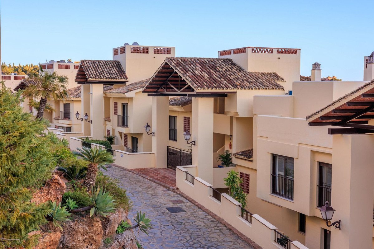 3 Bed Ground Floor Apartment in Benahavís