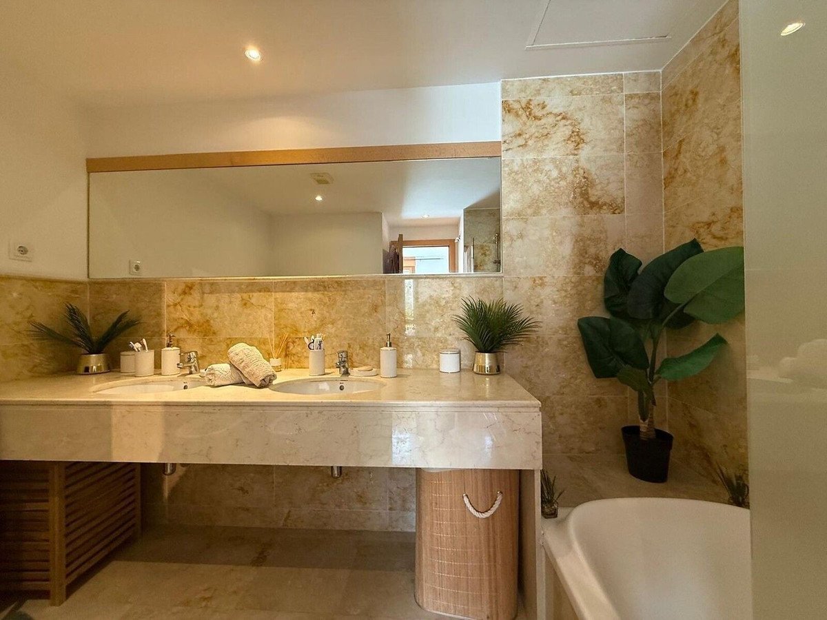 3 Bed Middle Floor Apartment in Altos de los Monteros