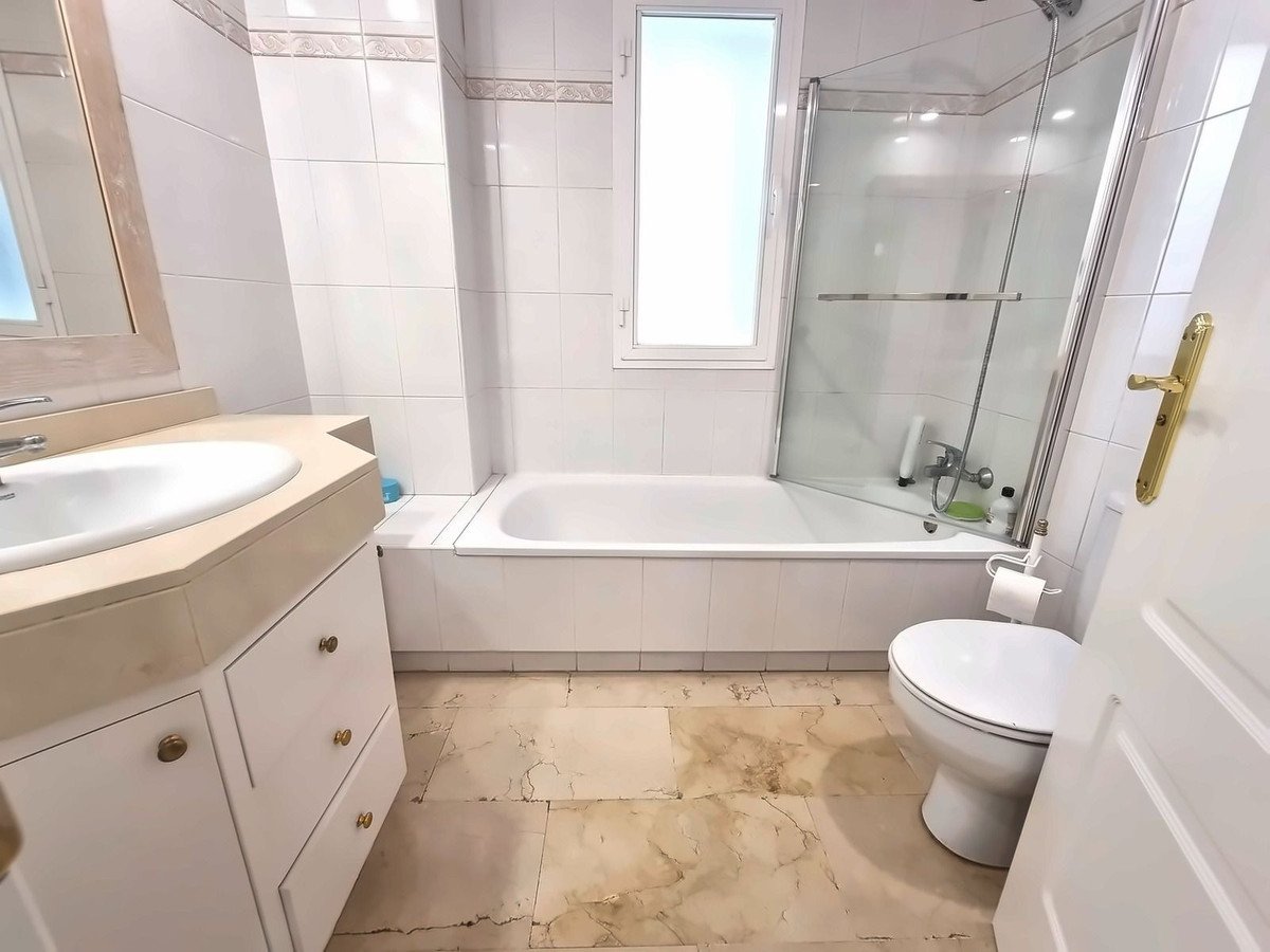 2 Bed Middle Floor Apartment in Puerto Banús