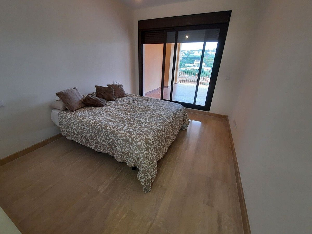 2 Bed Middle Floor Apartment in Estepona