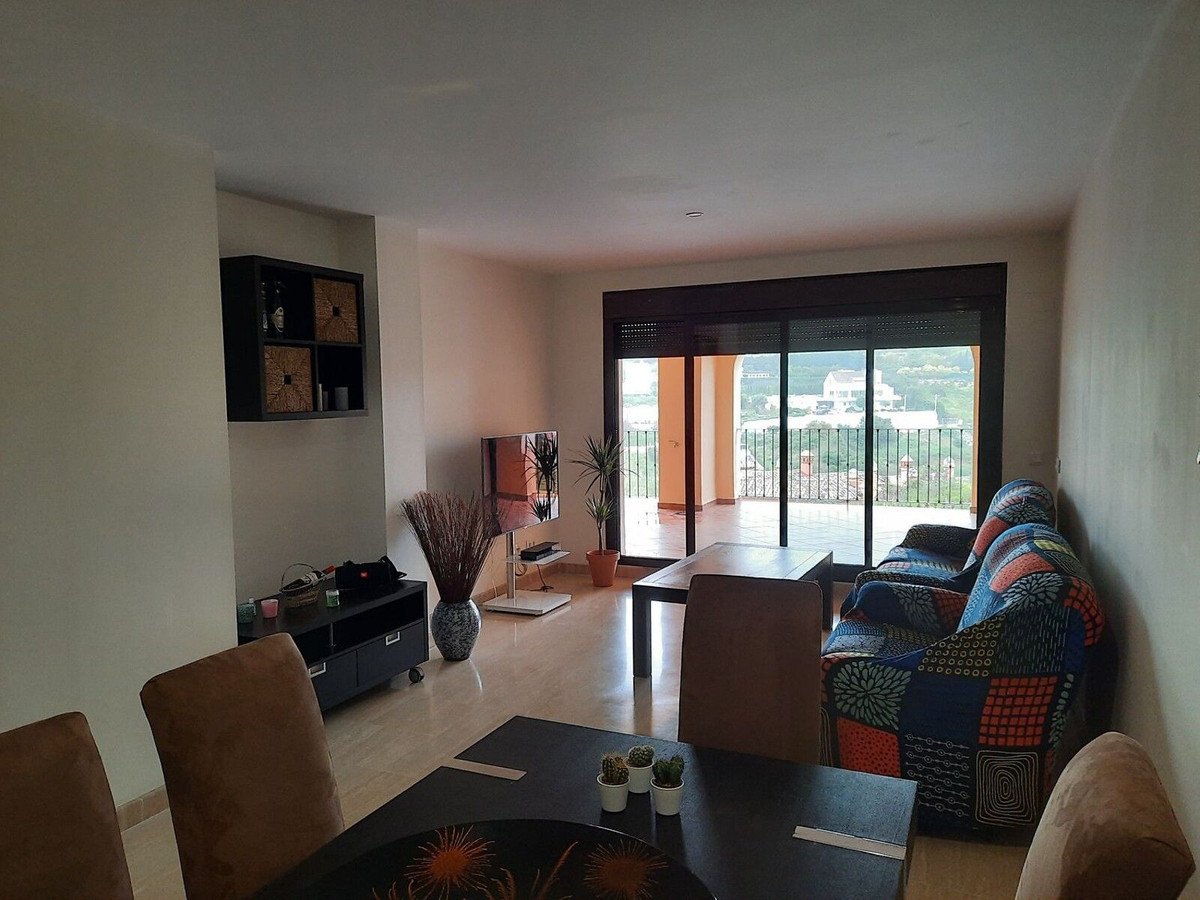 2 Bed Middle Floor Apartment in Estepona