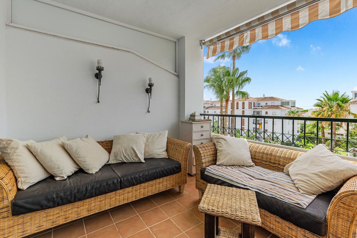 2 Bed Middle Floor Apartment in Calahonda
