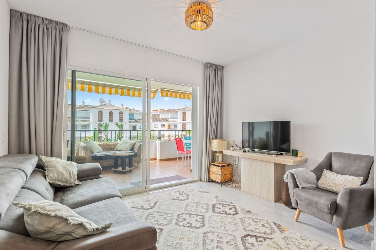 2 Bed Middle Floor Apartment in Calahonda
