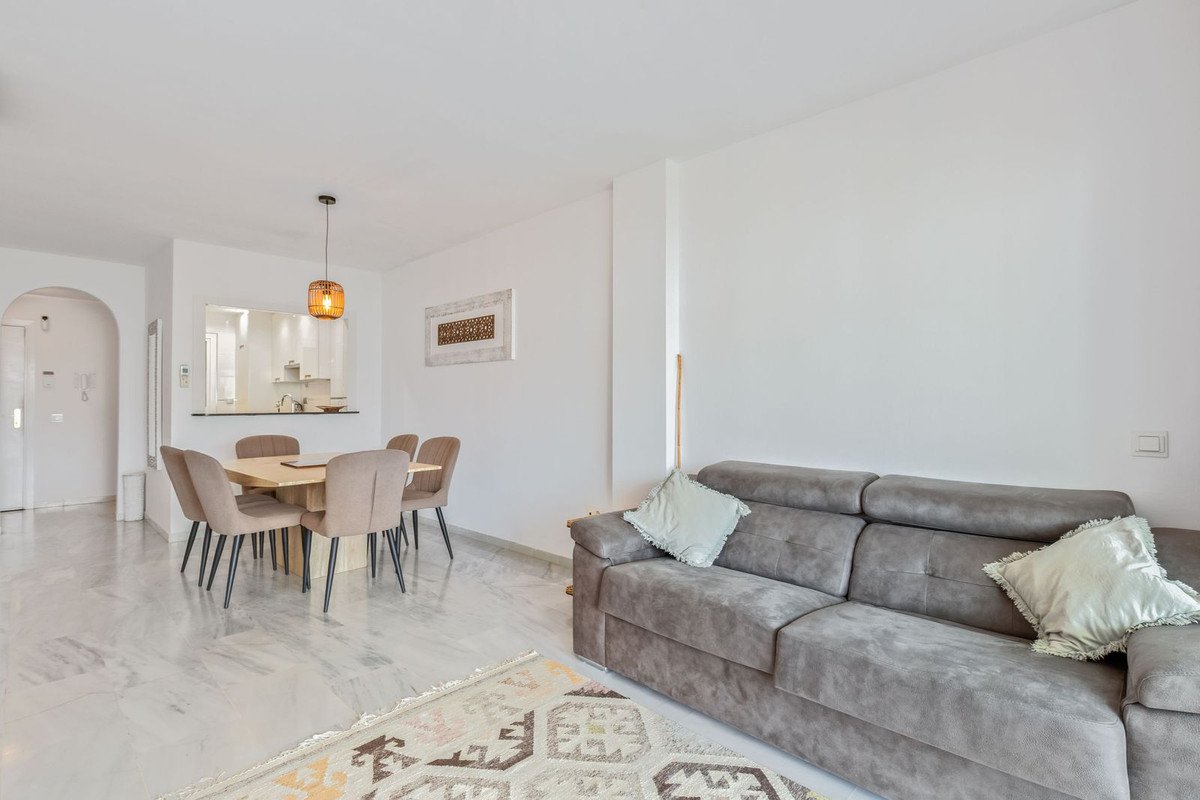 2 Bed Middle Floor Apartment in Calahonda