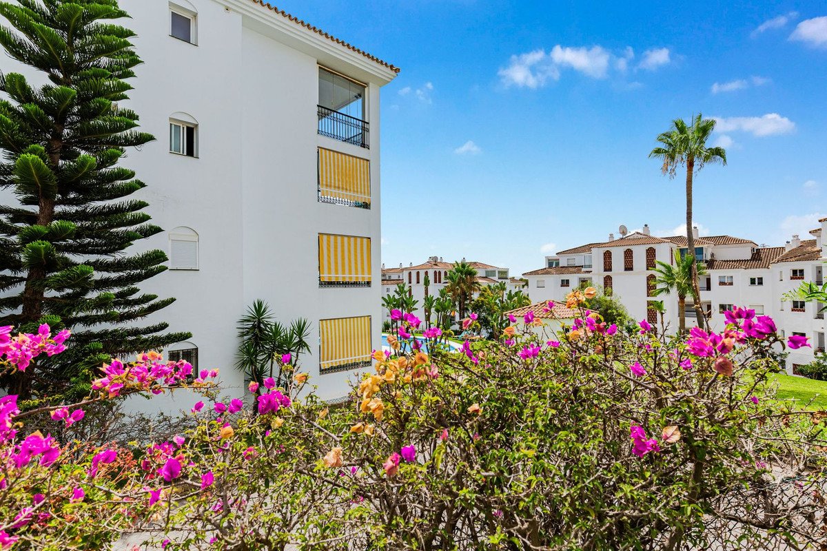 2 Bed Middle Floor Apartment in Calahonda