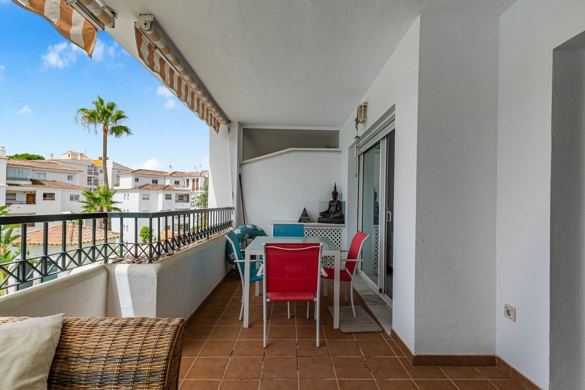 2 Bed Middle Floor Apartment in Calahonda