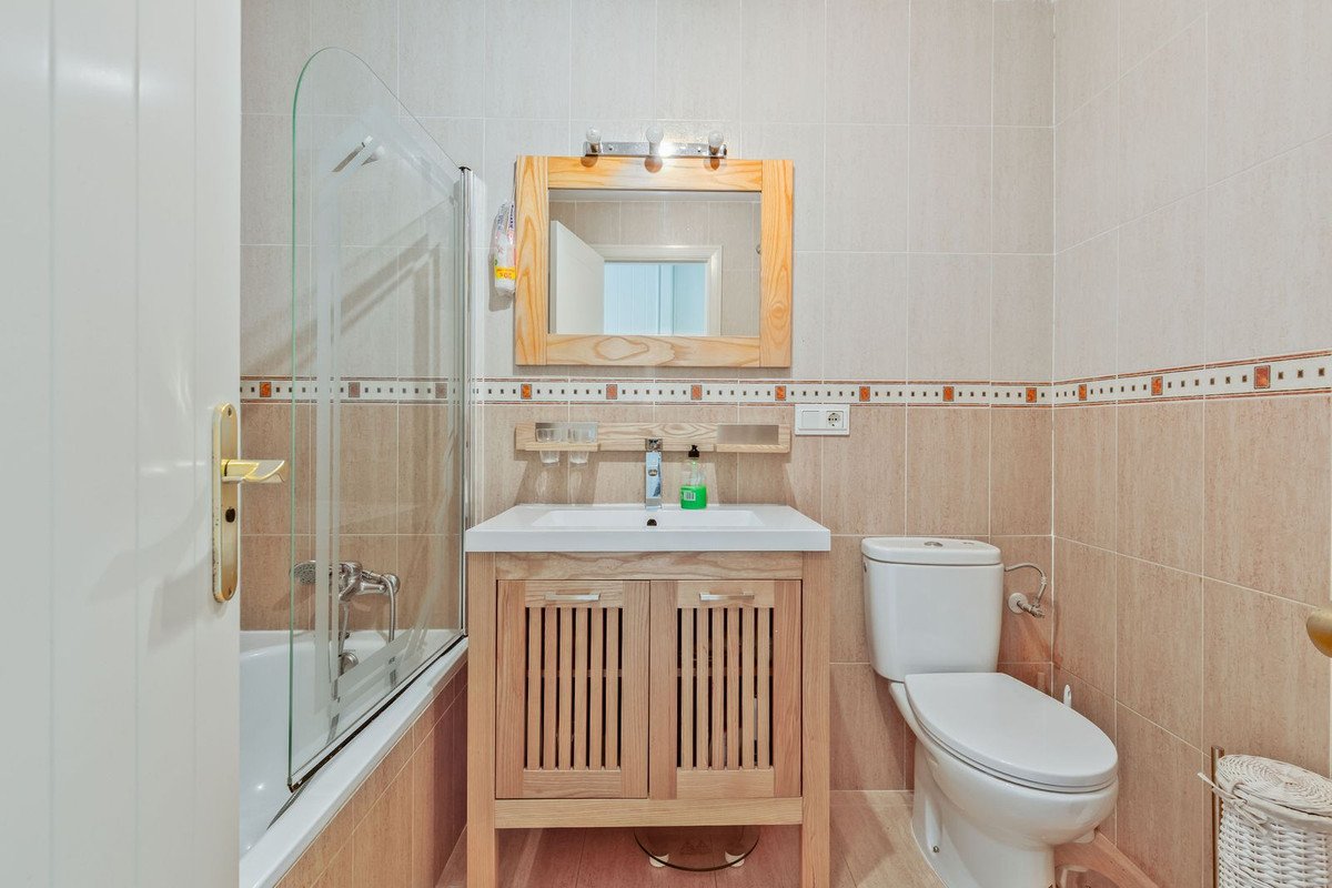 2 Bed Middle Floor Apartment in Calahonda