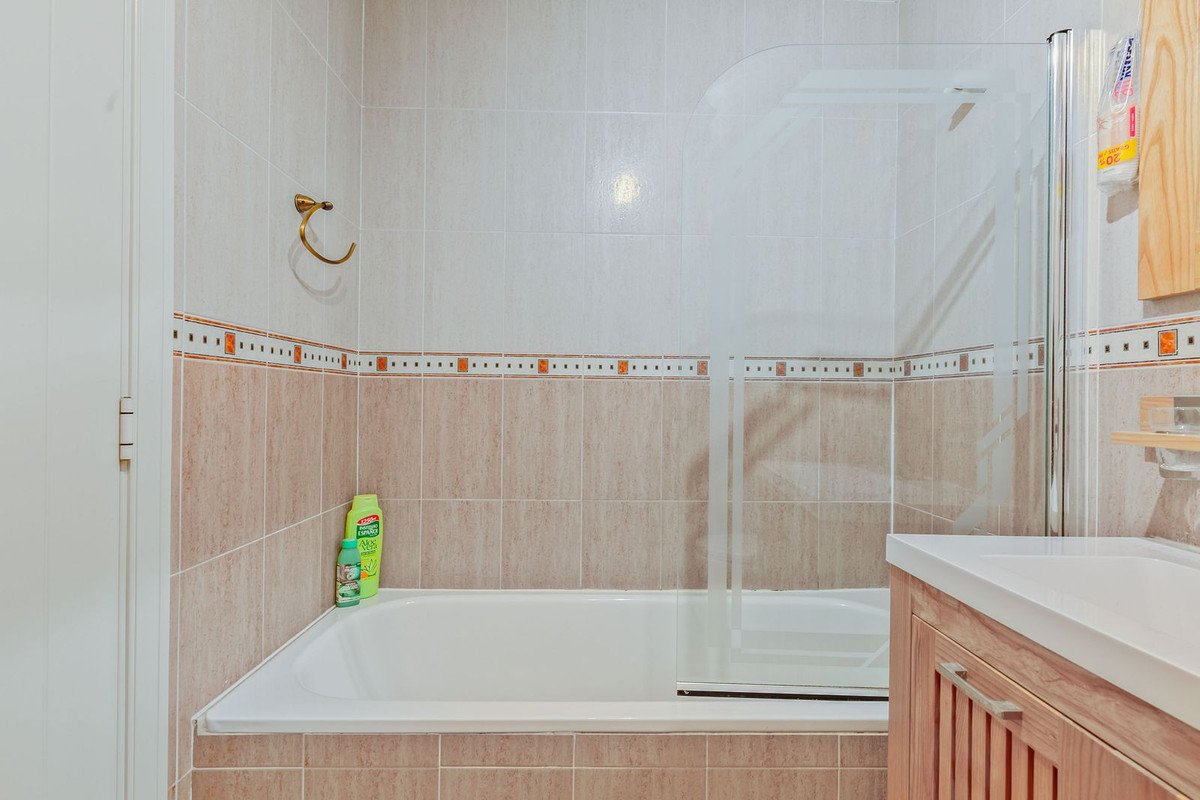 2 Bed Middle Floor Apartment in Calahonda