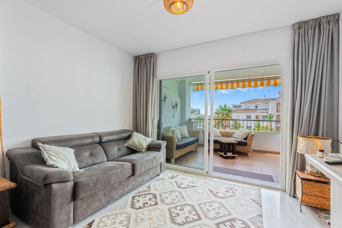 2 Bed Middle Floor Apartment in Calahonda