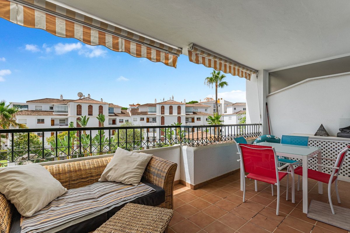2 Bed Middle Floor Apartment in Calahonda