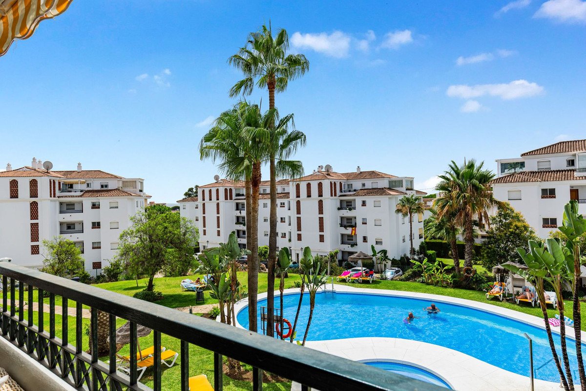 2 Bed Middle Floor Apartment in Calahonda