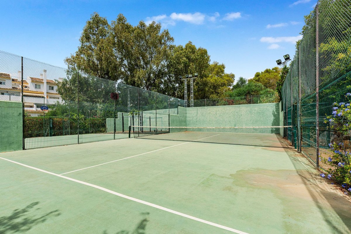 2 Bed Middle Floor Apartment in Calahonda
