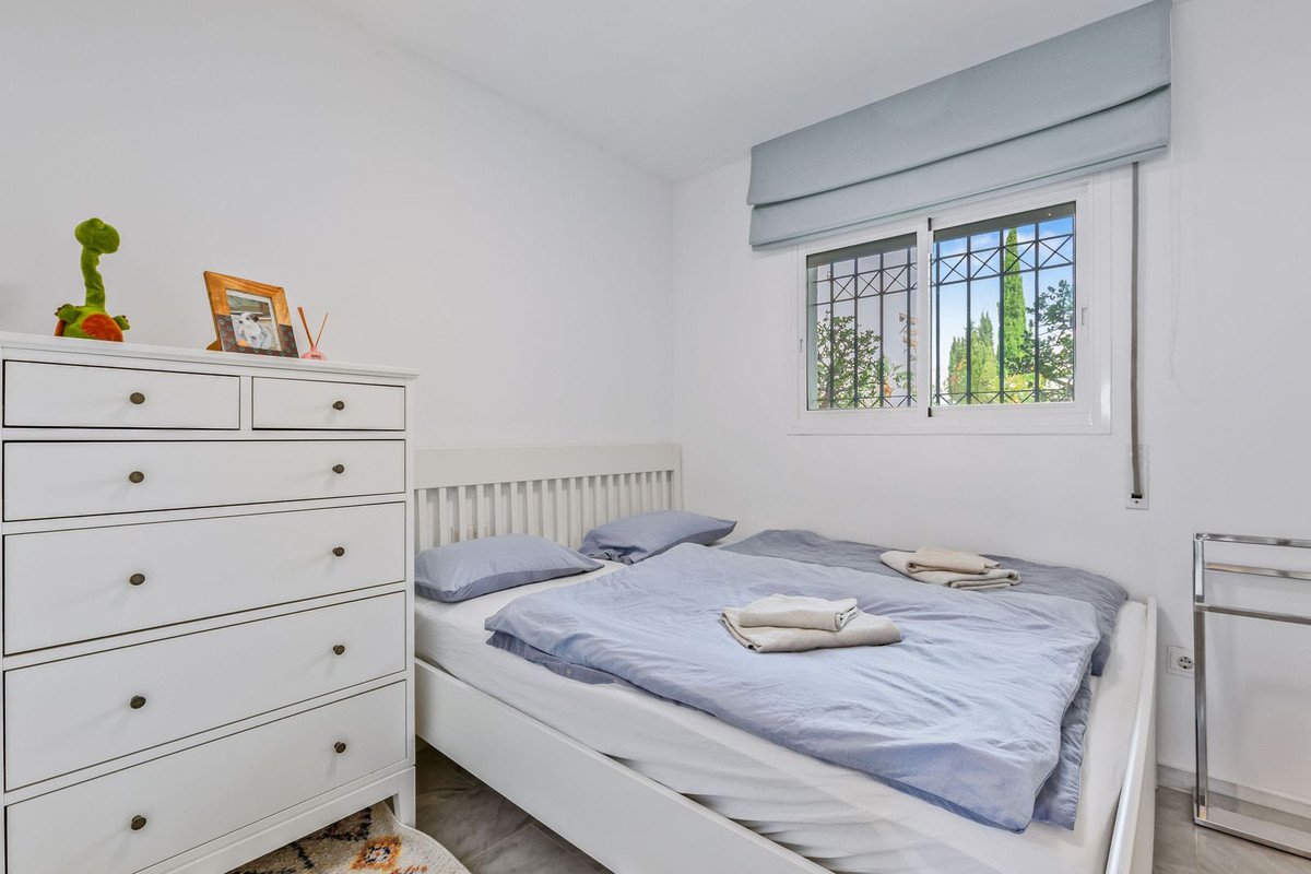 2 Bed Middle Floor Apartment in Calahonda