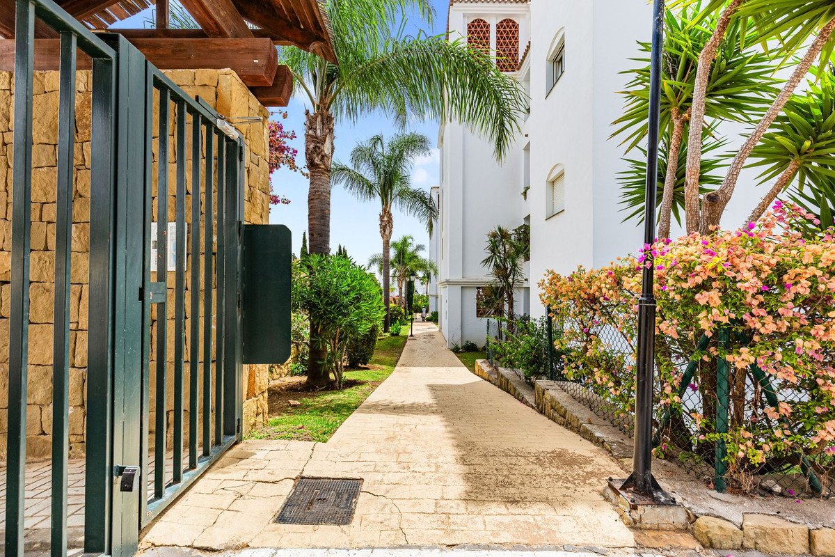 2 Bed Middle Floor Apartment in Calahonda