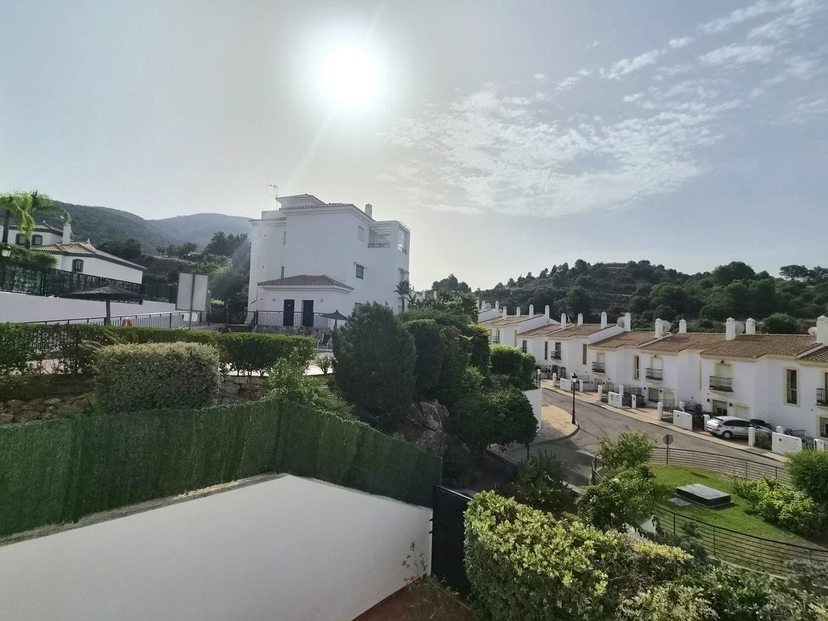 3 Bed Middle Floor Apartment in Alhaurin Golf