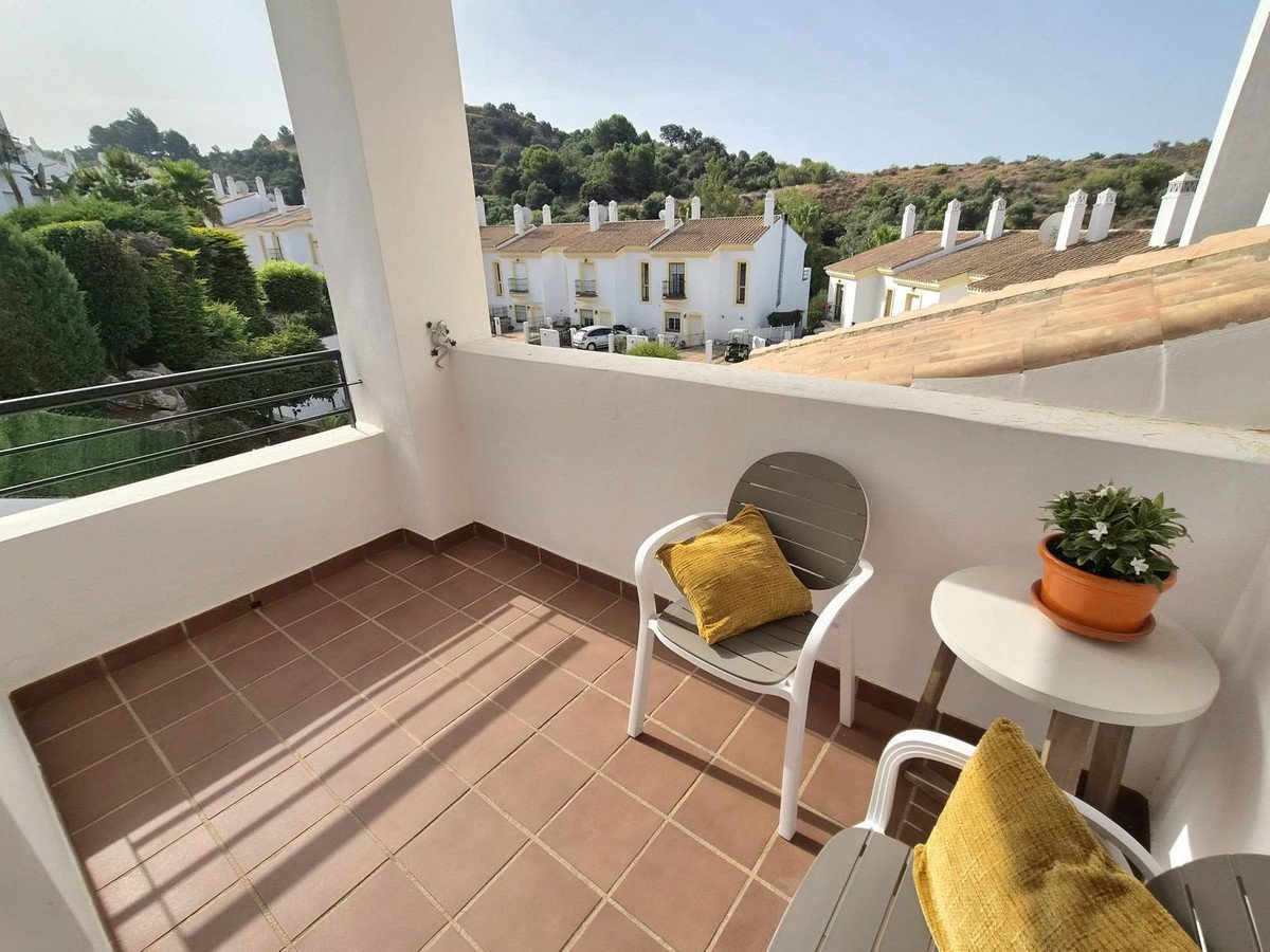 3 Bed Middle Floor Apartment in Alhaurin Golf