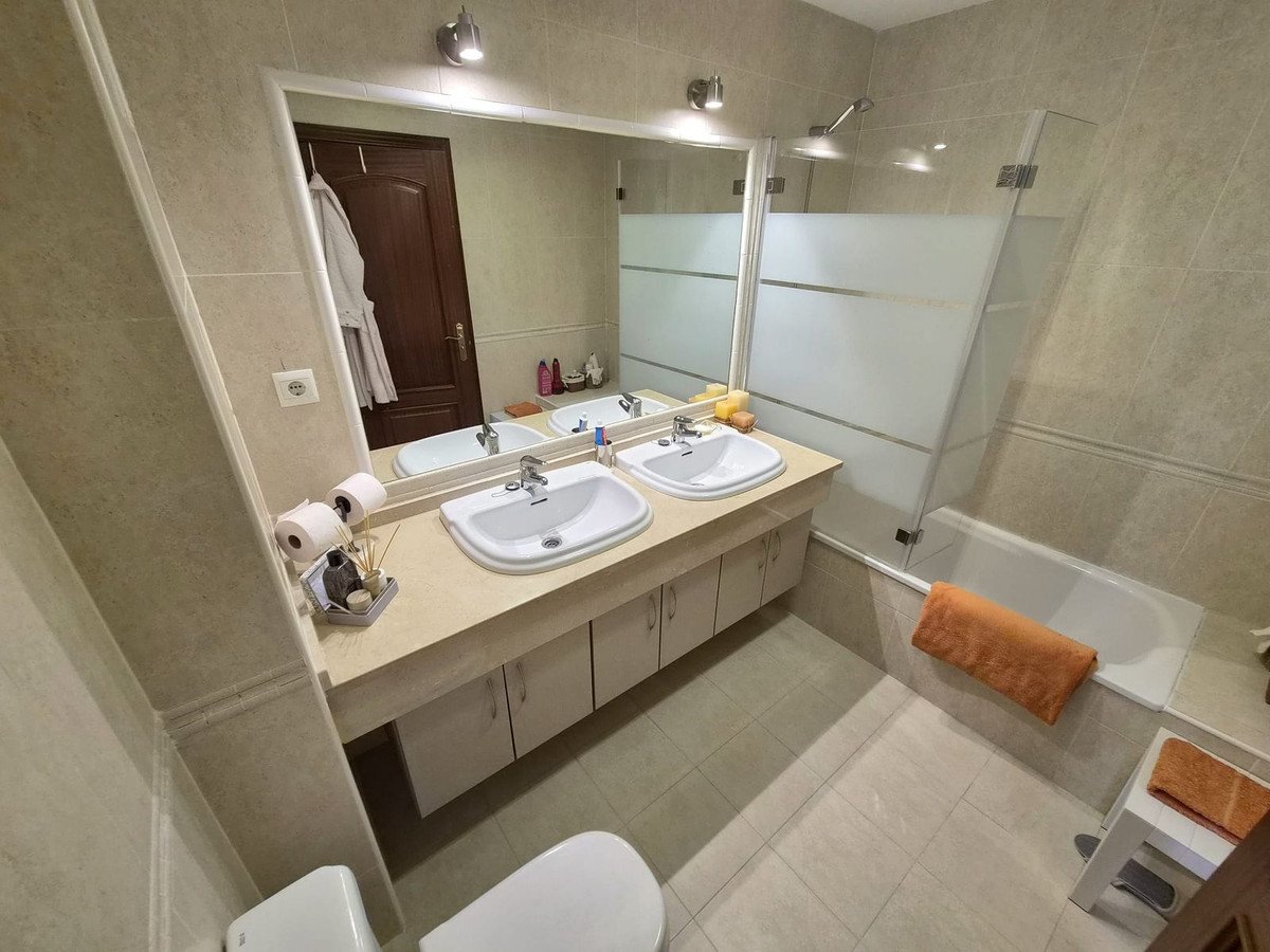 3 Bed Middle Floor Apartment in Alhaurin Golf