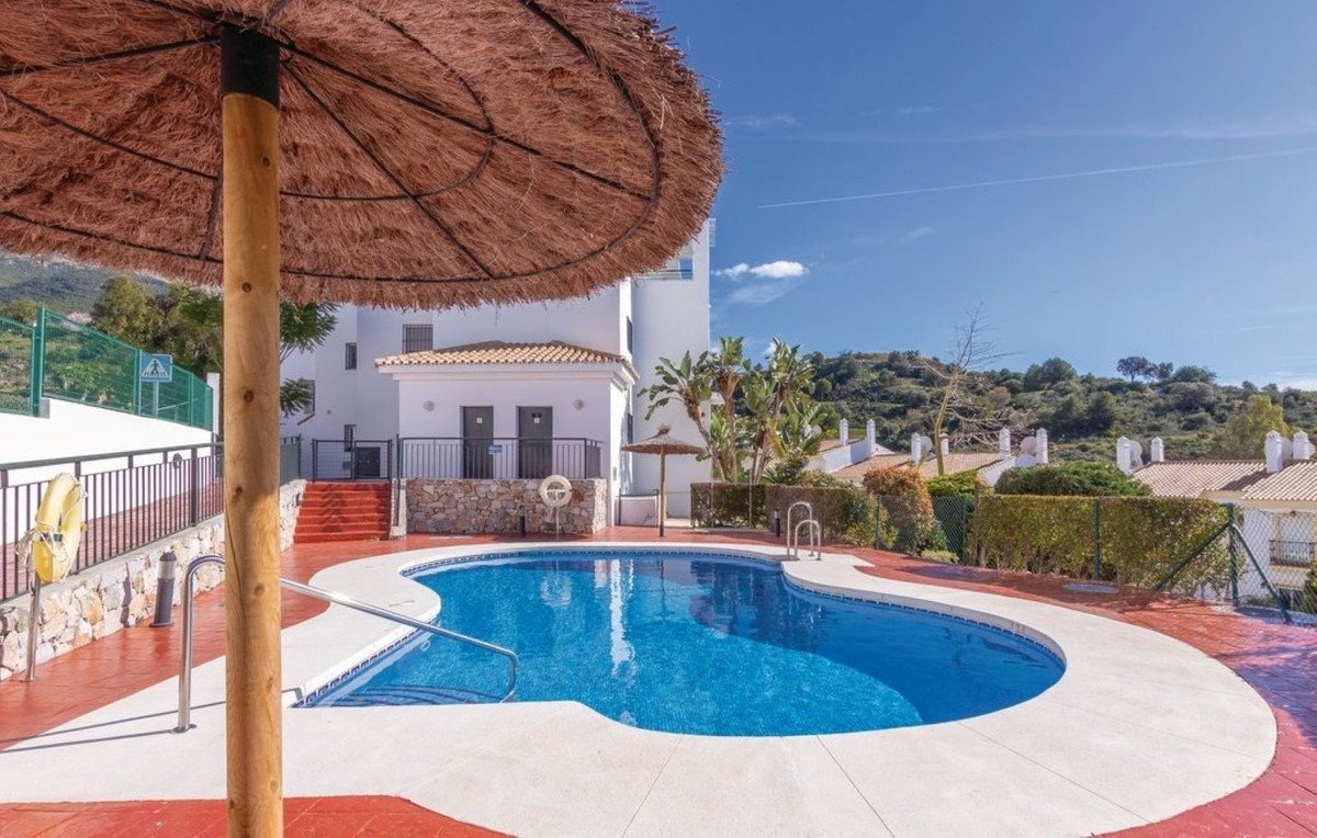 3 Bed Middle Floor Apartment in Alhaurin Golf