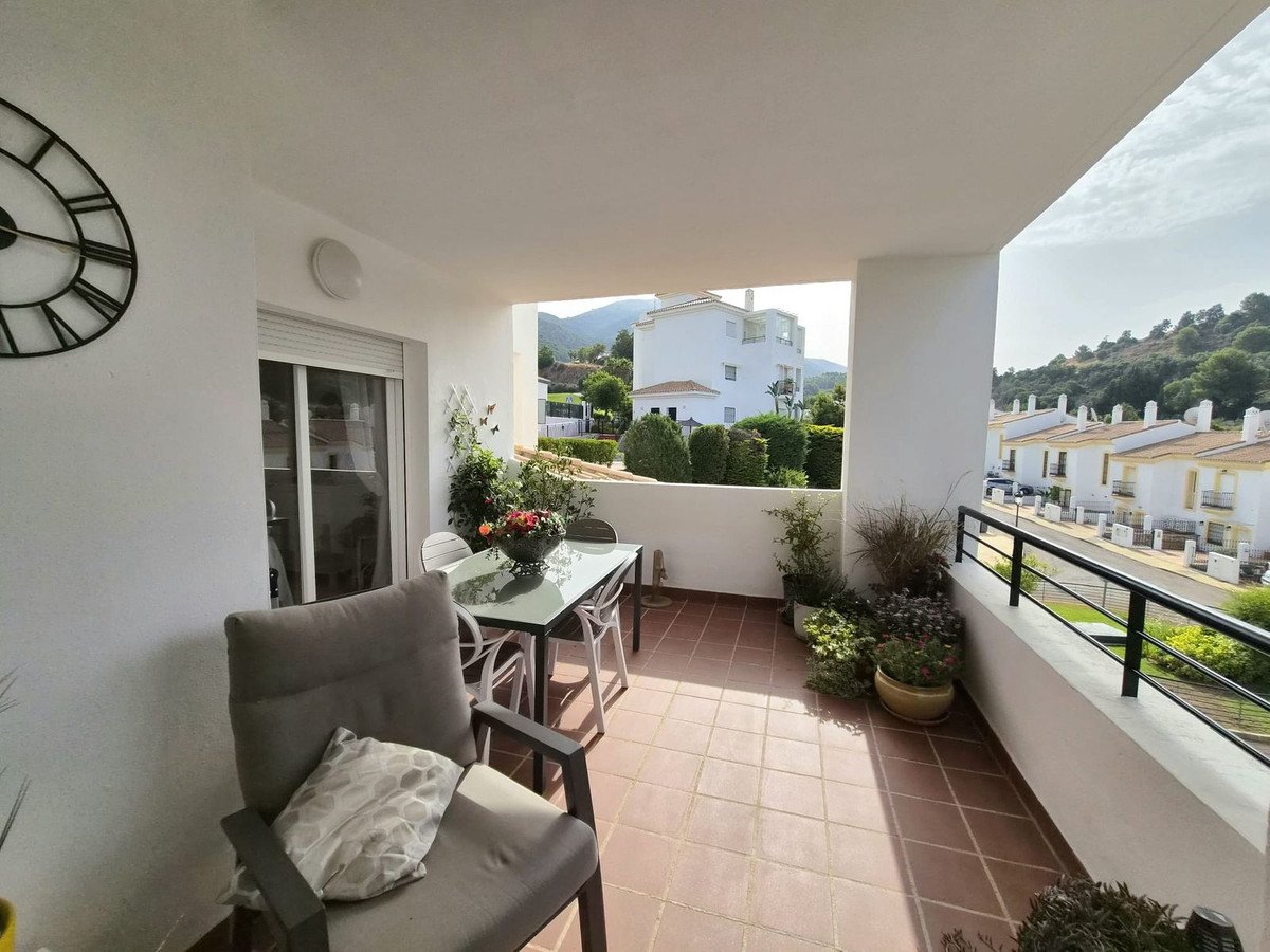 3 Bed Middle Floor Apartment in Alhaurin Golf